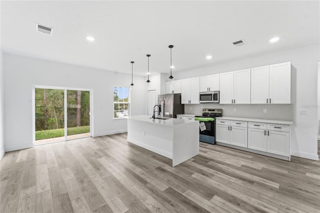 Activo con contrato: $314,900 (4 camas, 2 baños, 1774 Pies cuadrados)