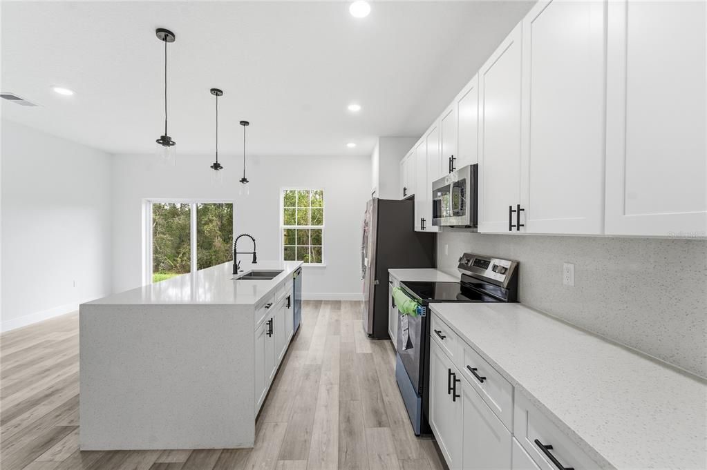 Activo con contrato: $314,900 (4 camas, 2 baños, 1774 Pies cuadrados)