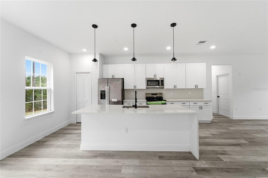 Activo con contrato: $314,900 (4 camas, 2 baños, 1774 Pies cuadrados)