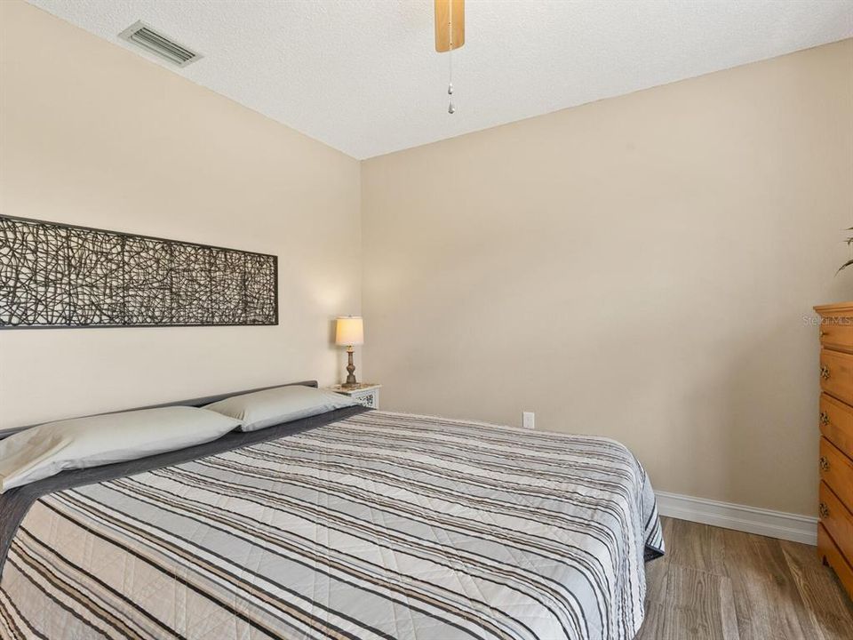 合同活跃: $319,000 (2 贝兹, 2 浴室, 1519 平方英尺)