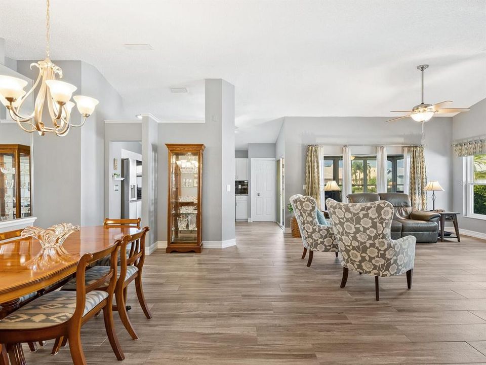 合同活跃: $319,000 (2 贝兹, 2 浴室, 1519 平方英尺)