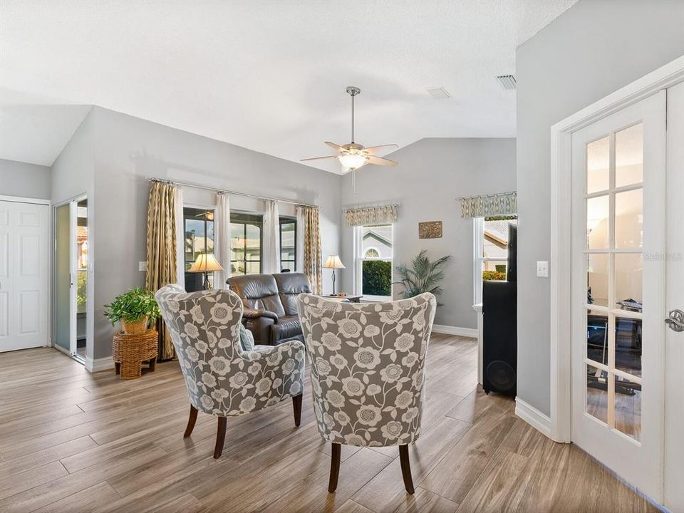 合同活跃: $319,000 (2 贝兹, 2 浴室, 1519 平方英尺)