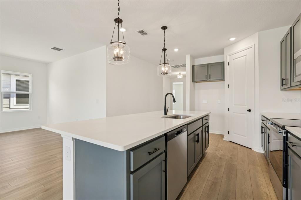For Sale: $499,990 (4 beds, 2 baths, 1906 Square Feet)