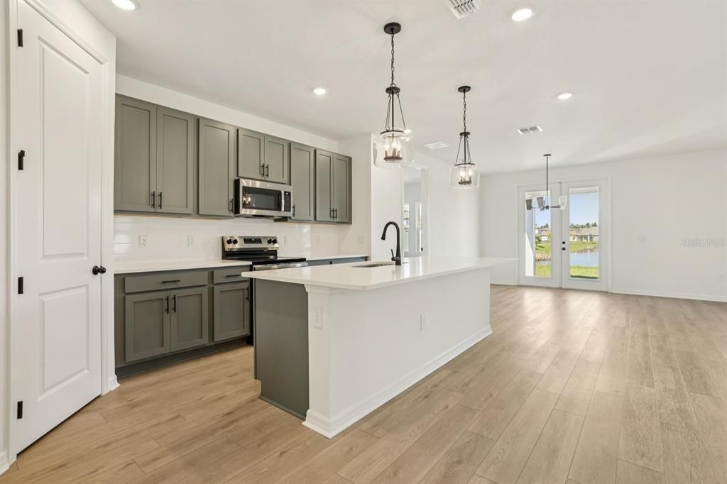 For Sale: $499,990 (4 beds, 2 baths, 1906 Square Feet)