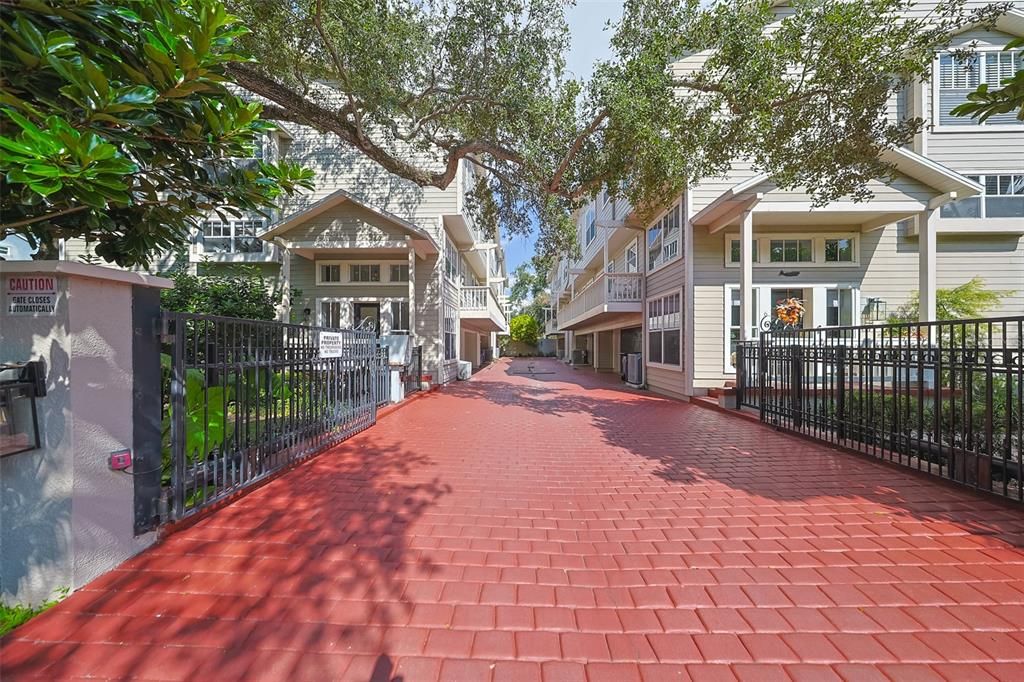 En Venta: $899,000 (3 camas, 2 baños, 2254 Pies cuadrados)