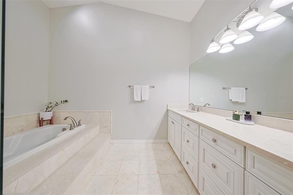 En Venta: $899,000 (3 camas, 2 baños, 2254 Pies cuadrados)