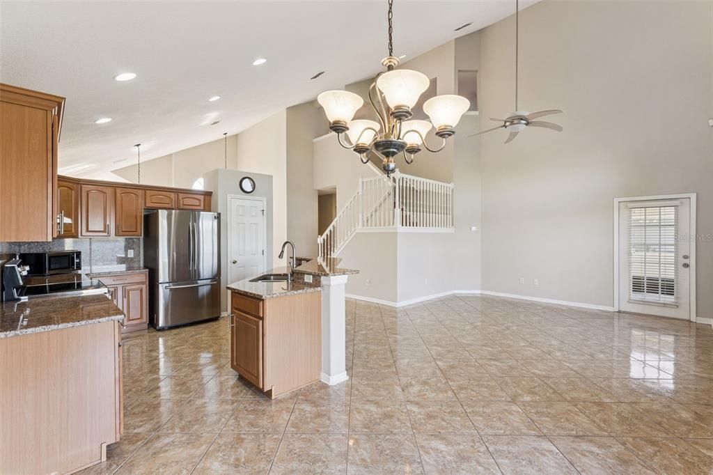 Activo con contrato: $512,500 (4 camas, 2 baños, 2238 Pies cuadrados)