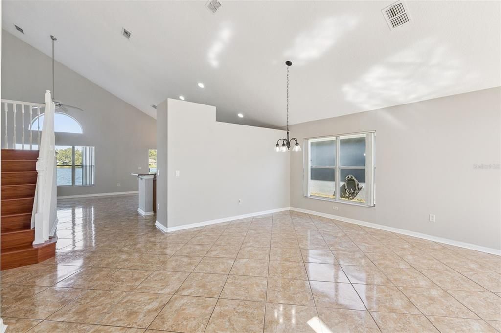 Activo con contrato: $512,500 (4 camas, 2 baños, 2238 Pies cuadrados)