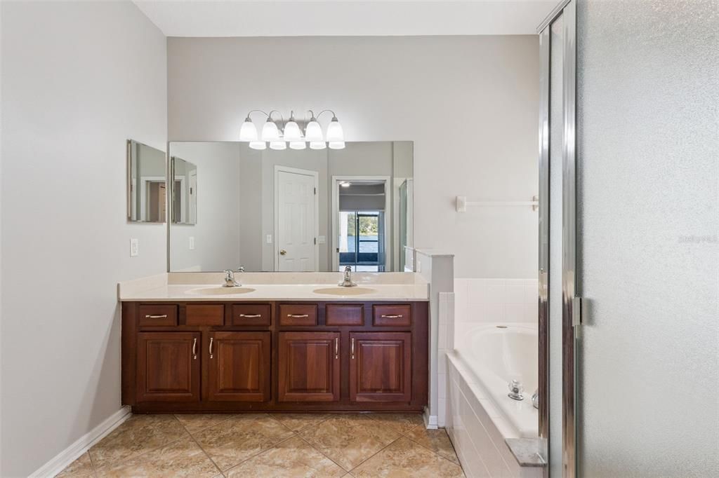 Activo con contrato: $512,500 (4 camas, 2 baños, 2238 Pies cuadrados)