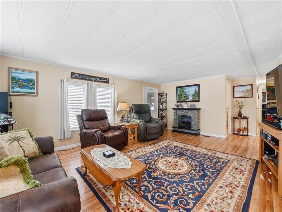 待售: $225,000 (2 贝兹, 2 浴室, 1196 平方英尺)