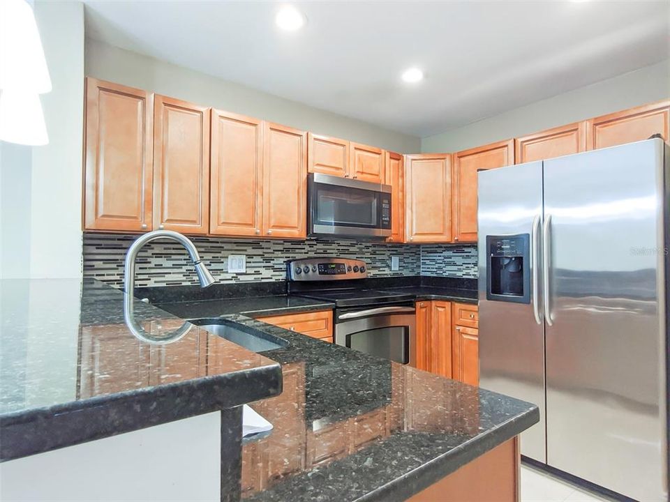 For Rent: $1,525 (2 beds, 1 baths, 894 Square Feet)