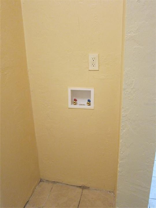 出租: $950 (2 贝兹, 1 浴室, 837 平方英尺)