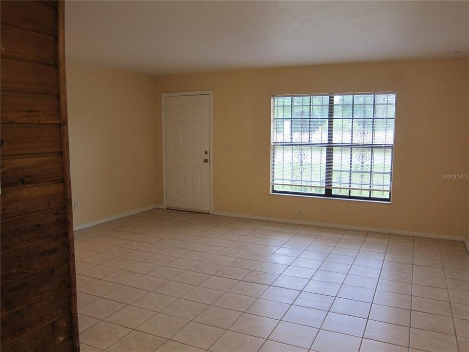 出租: $950 (2 贝兹, 1 浴室, 837 平方英尺)