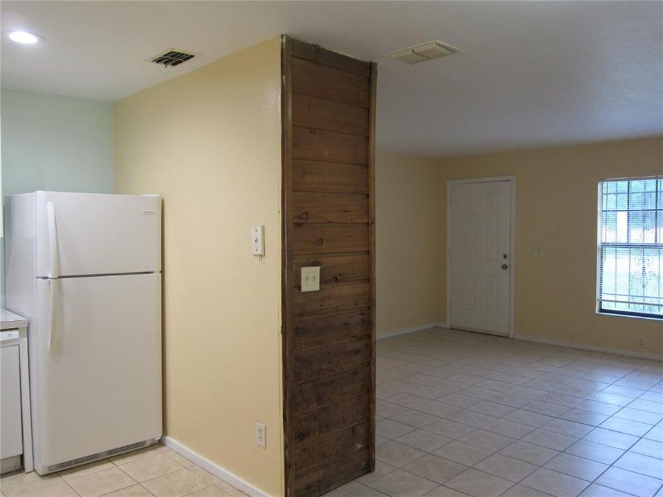 出租: $950 (2 贝兹, 1 浴室, 837 平方英尺)