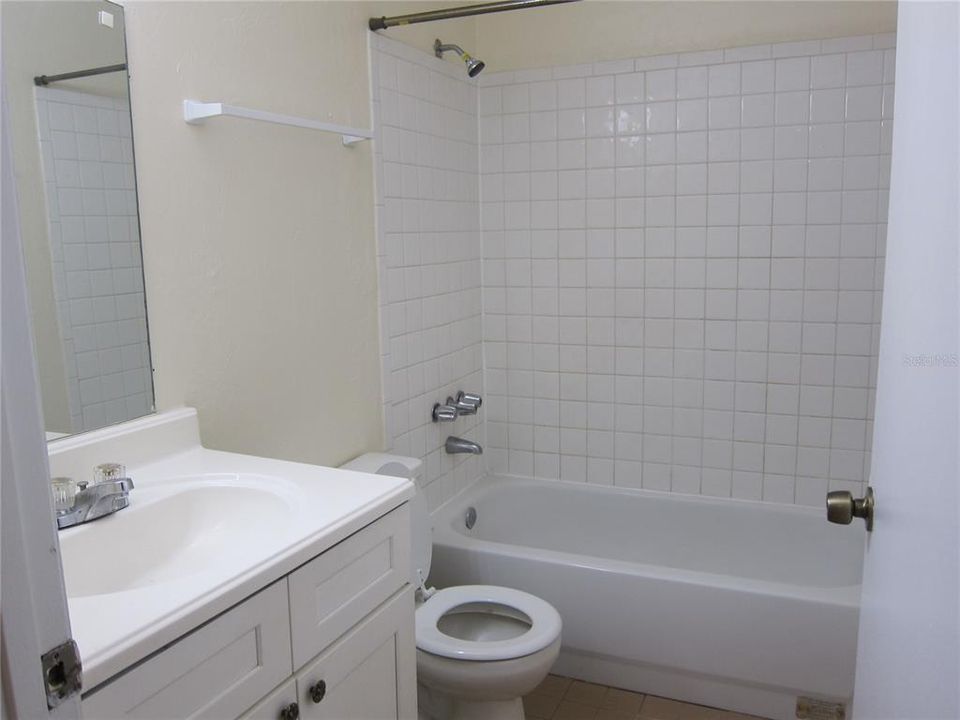 出租: $950 (2 贝兹, 1 浴室, 837 平方英尺)