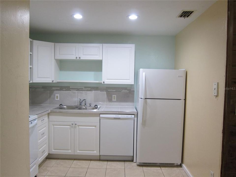 出租: $950 (2 贝兹, 1 浴室, 837 平方英尺)