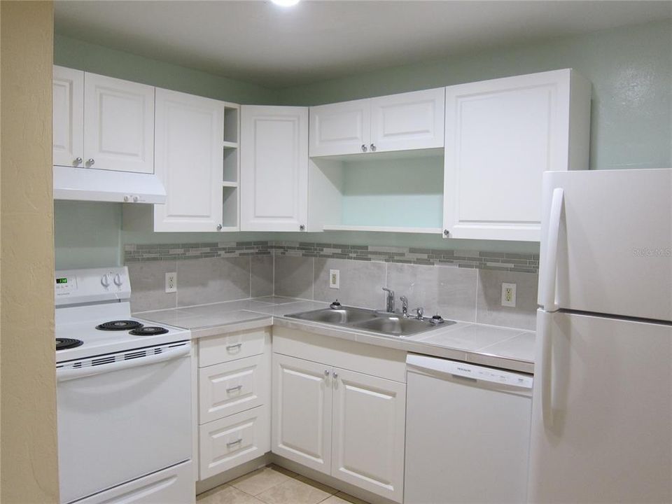 出租: $950 (2 贝兹, 1 浴室, 837 平方英尺)