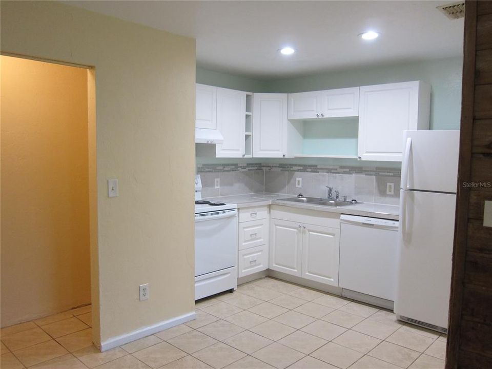 出租: $950 (2 贝兹, 1 浴室, 837 平方英尺)