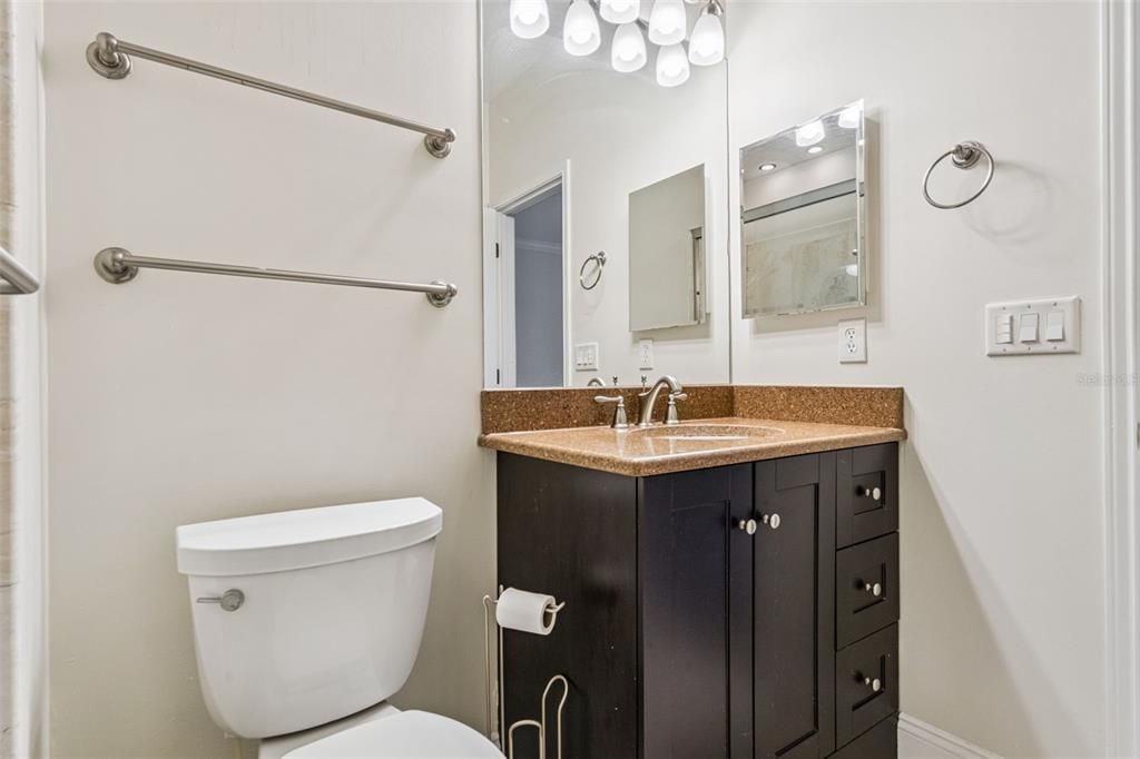 待售: $369,000 (2 贝兹, 2 浴室, 1211 平方英尺)