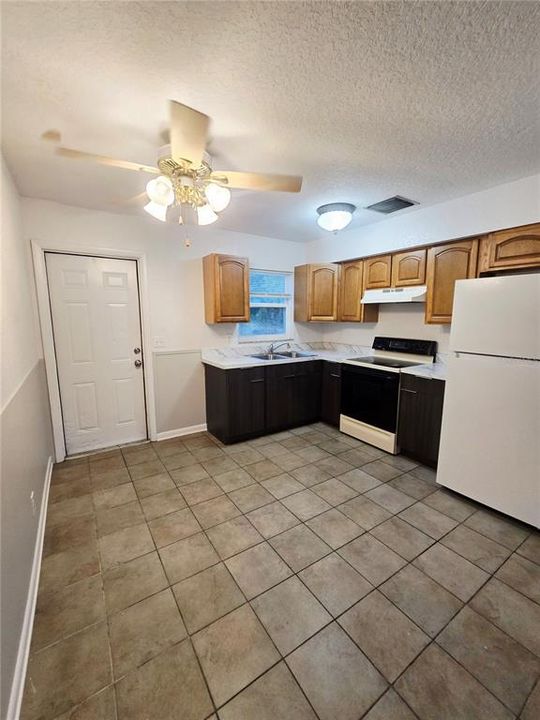 Под контрактом: $1,200 (2 спален, 1 ванн, 800 Квадратных фут)