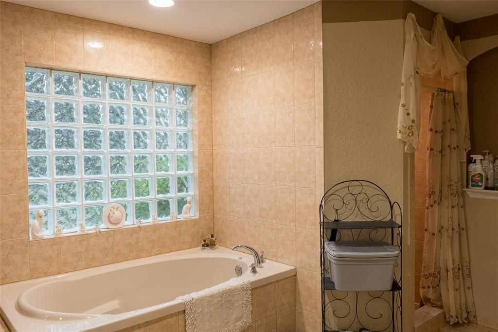 For Sale: $460,000 (3 beds, 2 baths, 2604 Square Feet)