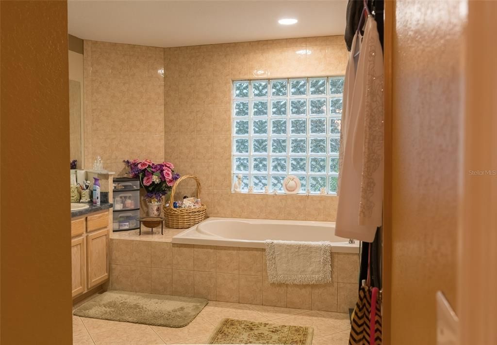 For Sale: $460,000 (3 beds, 2 baths, 2604 Square Feet)