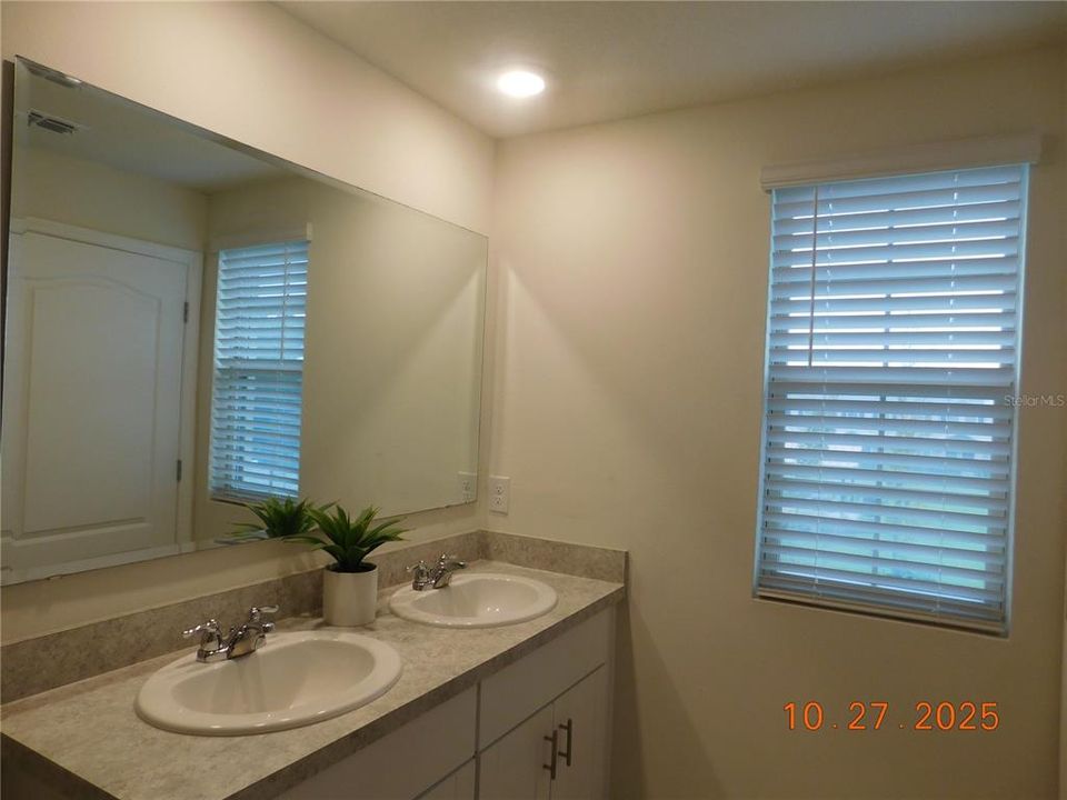 В аренду: $2,199 (3 спален, 2 ванн, 1817 Квадратных фут)