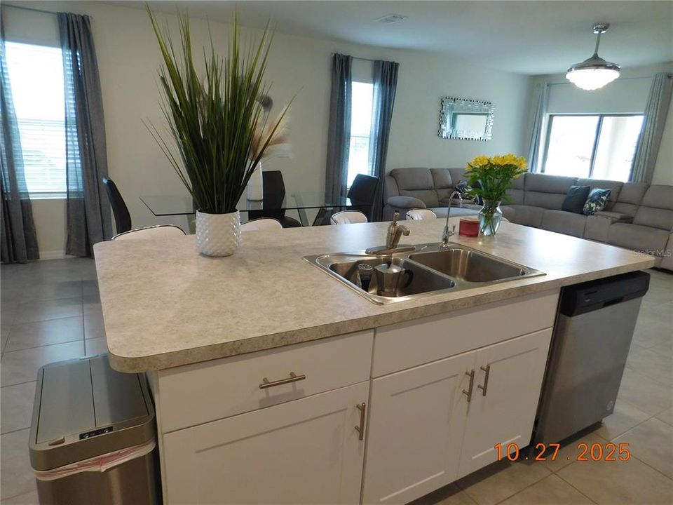 В аренду: $2,199 (3 спален, 2 ванн, 1817 Квадратных фут)