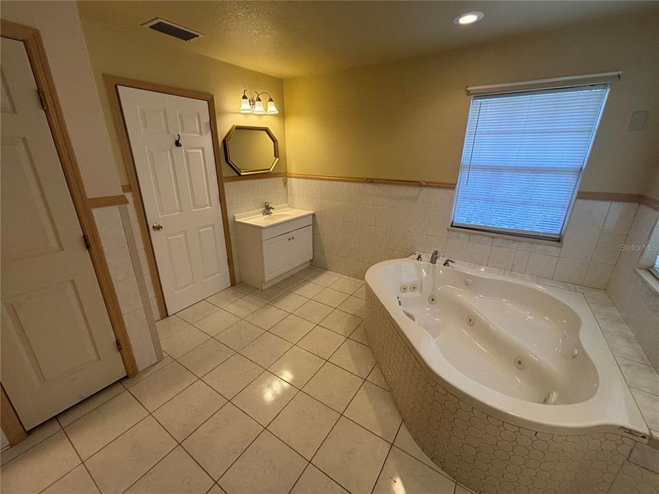 For Rent: $2,595 (4 beds, 4 baths, 3415 Square Feet)