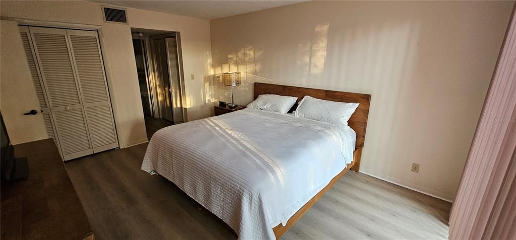 For Sale: $199,900 (1 beds, 1 baths, 870 Square Feet)