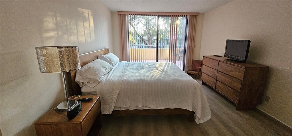 For Sale: $199,900 (1 beds, 1 baths, 870 Square Feet)