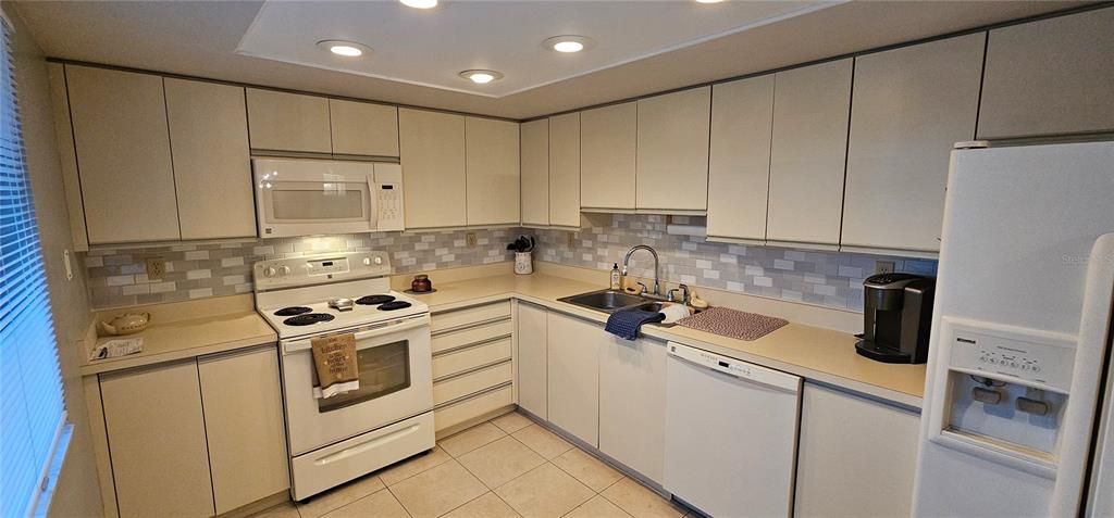 For Sale: $199,900 (1 beds, 1 baths, 870 Square Feet)