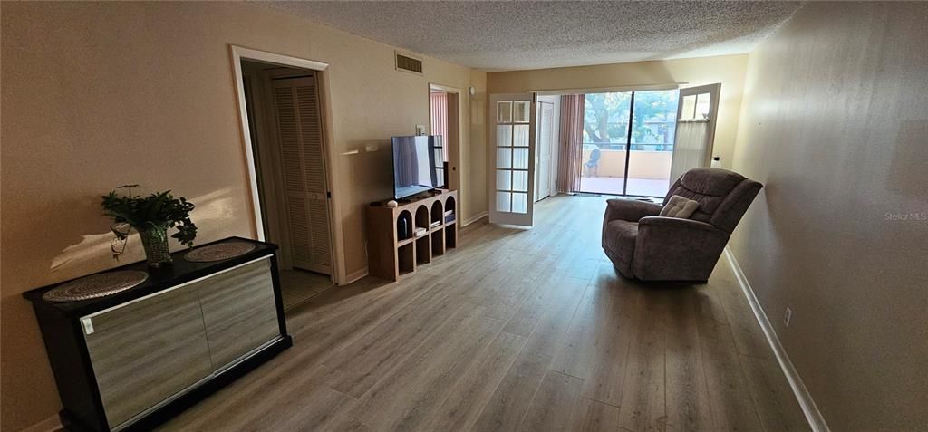 For Sale: $199,900 (1 beds, 1 baths, 870 Square Feet)