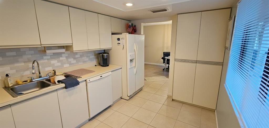 For Sale: $199,900 (1 beds, 1 baths, 870 Square Feet)