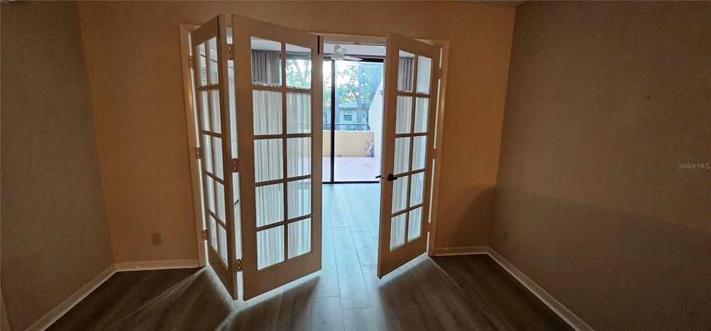 For Sale: $199,900 (1 beds, 1 baths, 870 Square Feet)