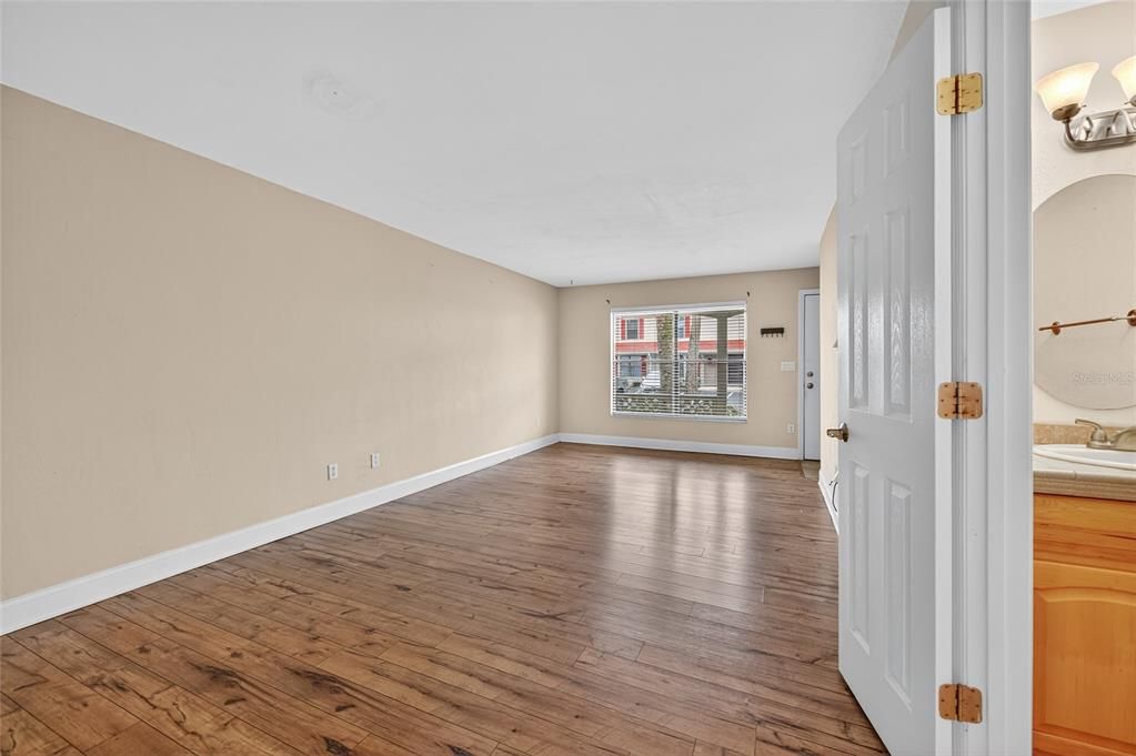 For Sale: $149,900 (2 beds, 1 baths, 1024 Square Feet)