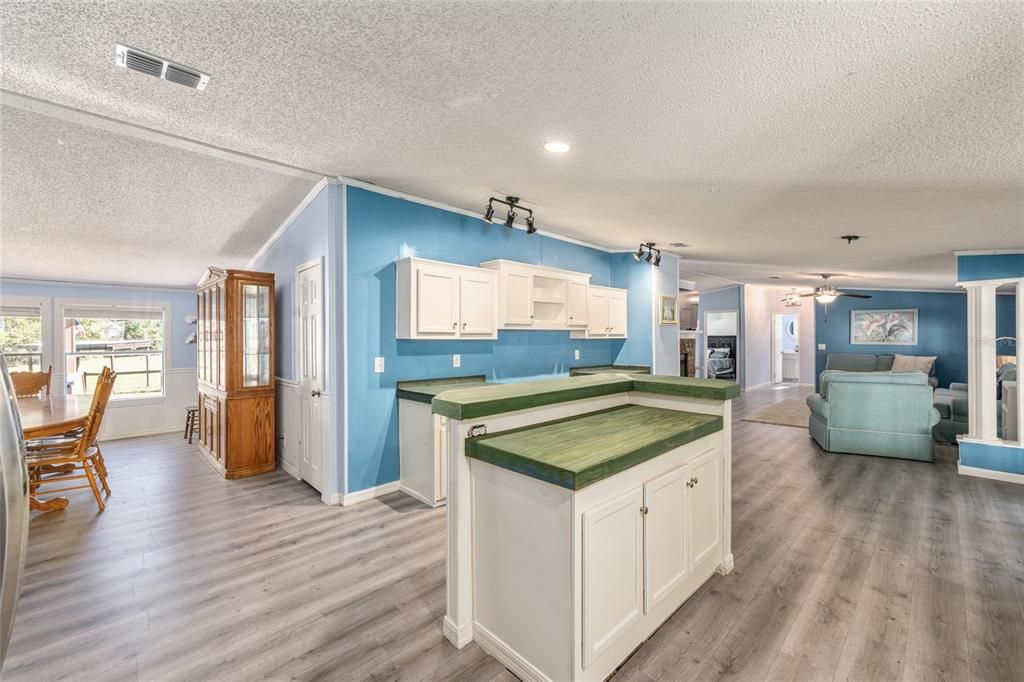 En Venta: $650,000 (7 camas, 5 baños, 3216 Pies cuadrados)