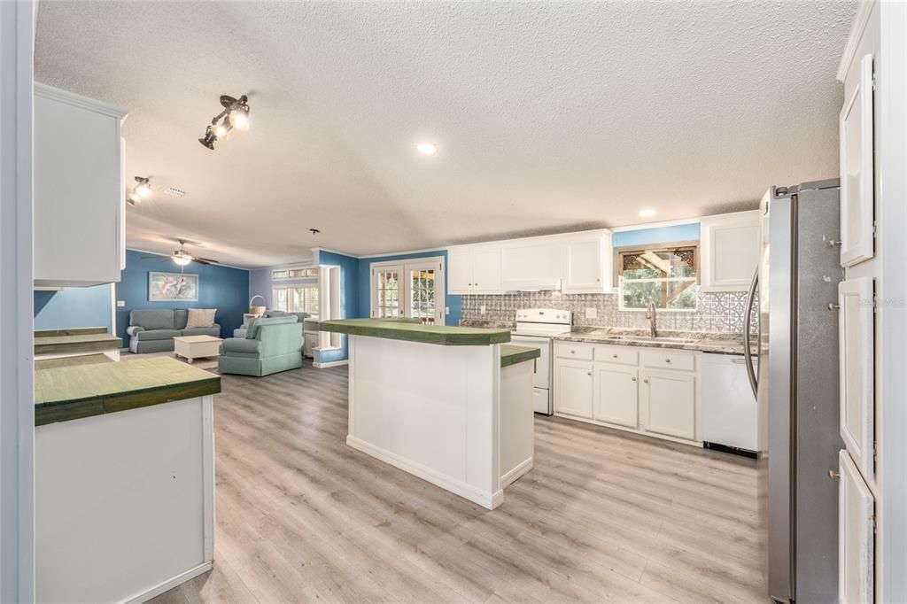 En Venta: $650,000 (7 camas, 5 baños, 3216 Pies cuadrados)