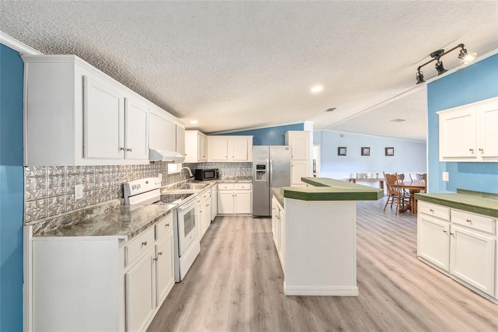 En Venta: $650,000 (7 camas, 5 baños, 3216 Pies cuadrados)