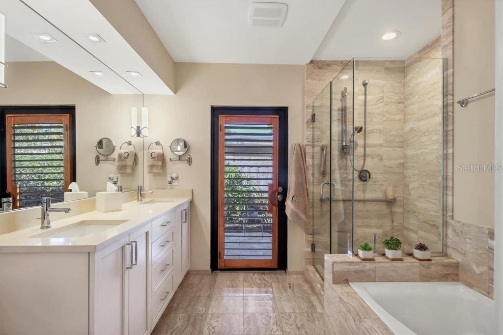 合同活跃: $1,995,000 (3 贝兹, 2 浴室, 2821 平方英尺)