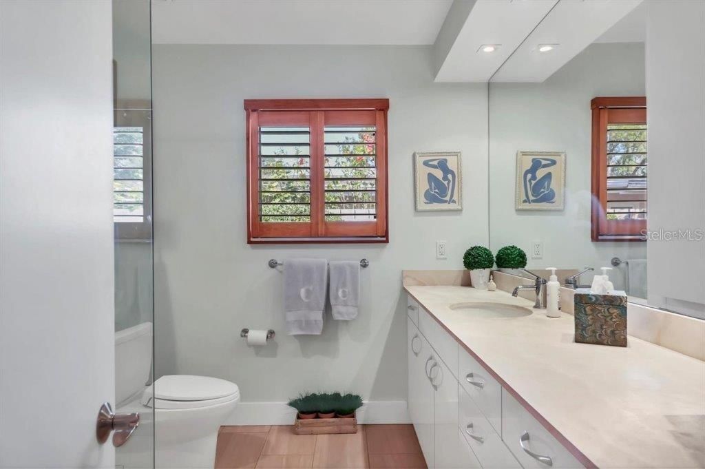 合同活跃: $1,995,000 (3 贝兹, 2 浴室, 2821 平方英尺)