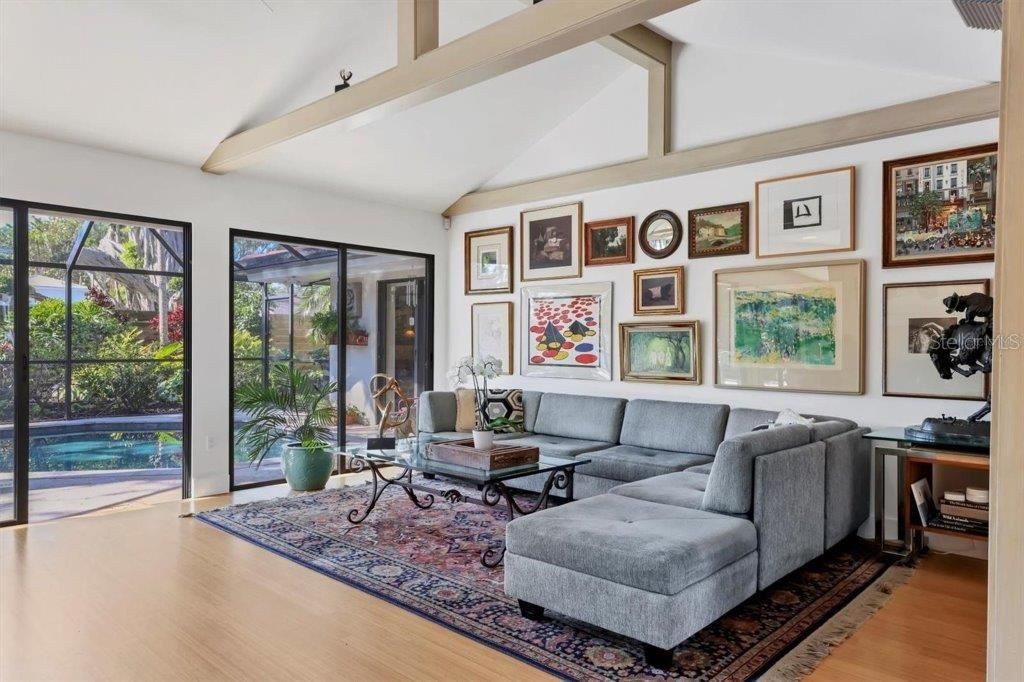 合同活跃: $1,995,000 (3 贝兹, 2 浴室, 2821 平方英尺)