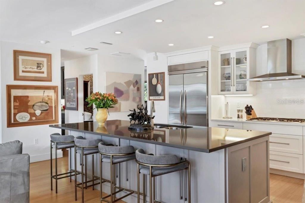 合同活跃: $1,995,000 (3 贝兹, 2 浴室, 2821 平方英尺)