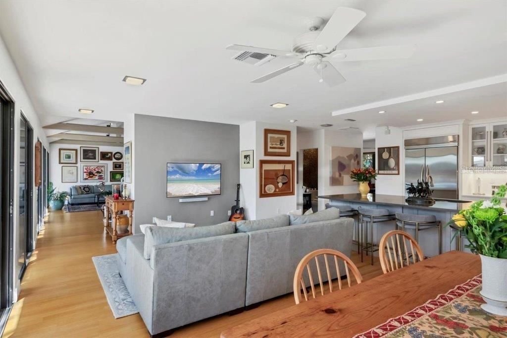 合同活跃: $1,995,000 (3 贝兹, 2 浴室, 2821 平方英尺)