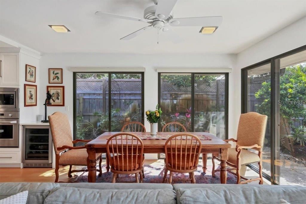 合同活跃: $1,995,000 (3 贝兹, 2 浴室, 2821 平方英尺)