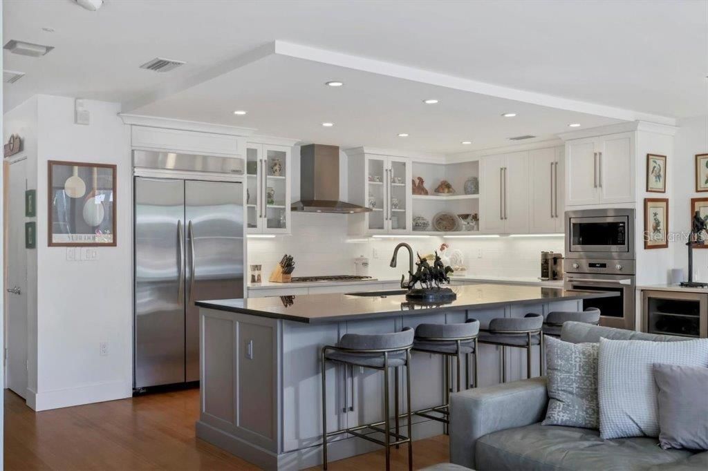 合同活跃: $1,995,000 (3 贝兹, 2 浴室, 2821 平方英尺)