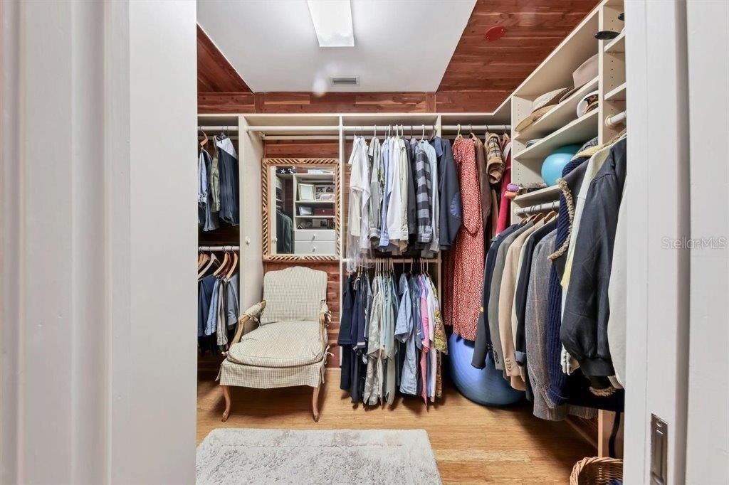 合同活跃: $1,995,000 (3 贝兹, 2 浴室, 2821 平方英尺)