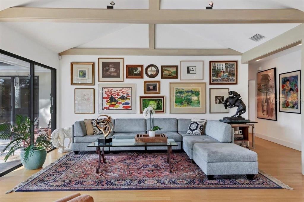 合同活跃: $1,995,000 (3 贝兹, 2 浴室, 2821 平方英尺)