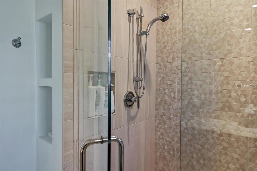 合同活跃: $1,995,000 (3 贝兹, 2 浴室, 2821 平方英尺)