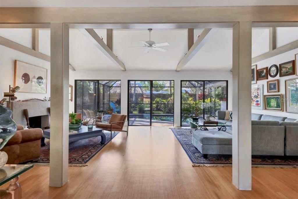 合同活跃: $1,995,000 (3 贝兹, 2 浴室, 2821 平方英尺)